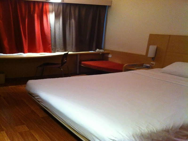 Ibis Chengdu Yongfeng Hotel Exterior photo